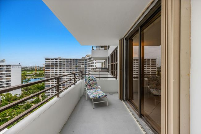 APT-1717 - 2500 Parkview Dr, Condo with 2 bedrooms, 2 bathrooms and null parking in Hallandale Beach FL | Image 8