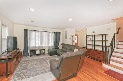 16 Inwood Rd, Port Washington, NY, 11050-1506 | Card Image