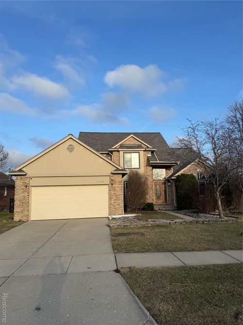 51336 Pinewood Dr, Macomb, MI, 48042-4219 | Card Image