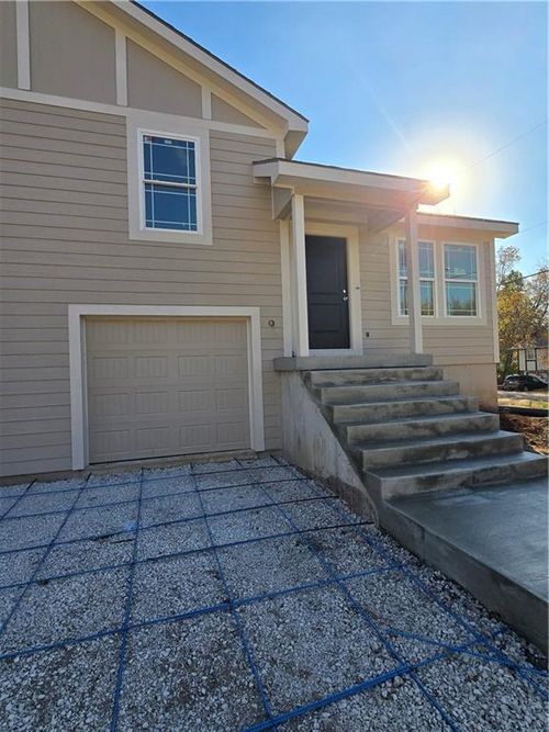 515 W Smith St, Spring Hill, KS, 66083-9161 | Card Image