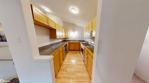 1009 Southview Dr, Fairfield, IA, 52556-4124 | Card Image