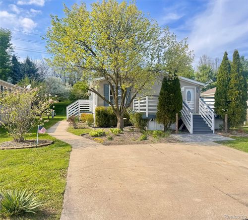 100 Riverview Cir, Saline, MI, 48176-9139 | Card Image