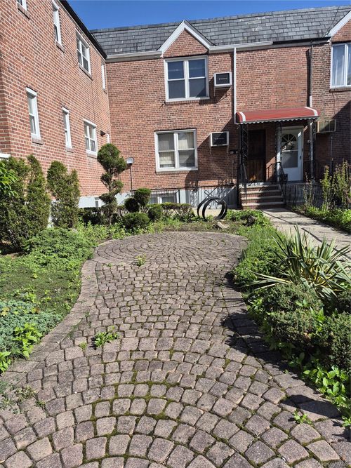 2031 21st St, Astoria, NY, 11105-3507 | Card Image