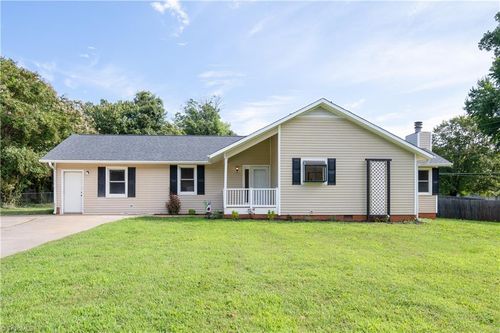 487 Raven Ridge Rd, Kernersville, NC, 27284-8069 | Card Image