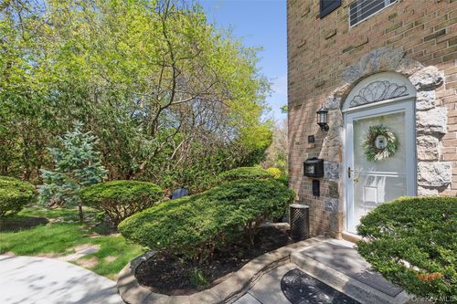 f1-18 Glen Hollow Drive, Brookhaven, NY, 11742 | Card Image