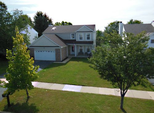 688 Stewart Ave, North Aurora, IL, 60542-9121 | Card Image