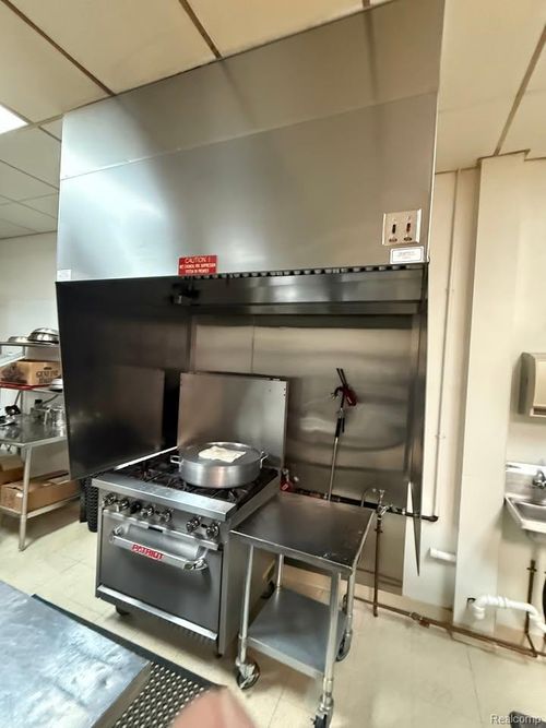 27811 5 Mile Rd, Livonia, MI, 48154-3905 | Card Image