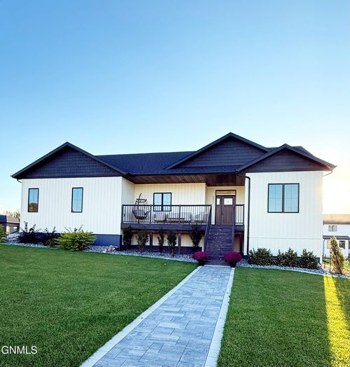 5411 Titanium Dr, Bismarck, ND, 58503-6977 | Card Image