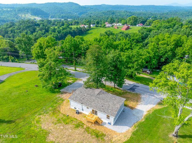 1826 Loop Rd, House other with 3 bedrooms, 2 bathrooms and null parking in La Follette TN | Image 4