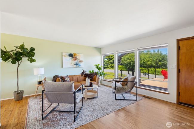Original oak hardwoods throughout. | Image 10