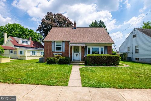 327 Newport Ave, READING, PA, 19611-1857 | Card Image
