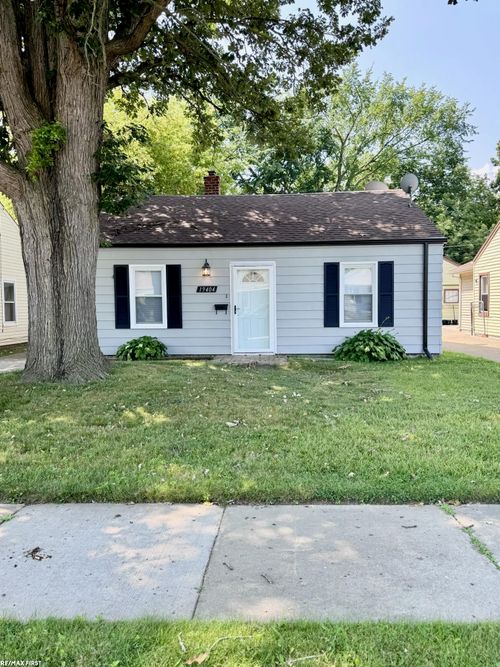 19404 Roscommon St, Harper Woods, MI, 48225-2168 | Card Image
