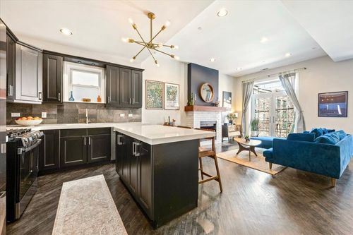 2-2527 W Chicago Ave, Chicago, IL, 60622-4516 | Card Image