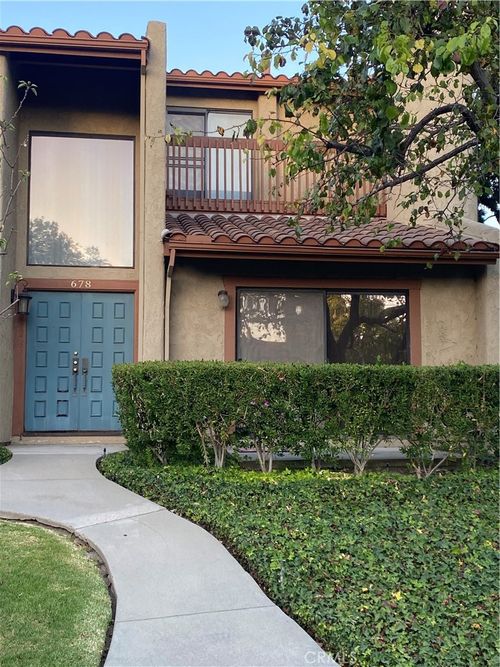 678 Rosewood Ave, Camarillo, CA, 93010-5915 | Card Image