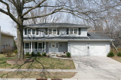 2540 E Crest Ave, Bettendorf, IA, 52722-2055 | Card Image