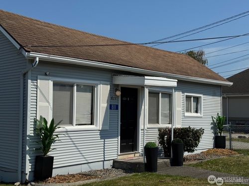811 & 813 E Fairhaven Ave, Burlington, WA, 98233-1916 | Card Image