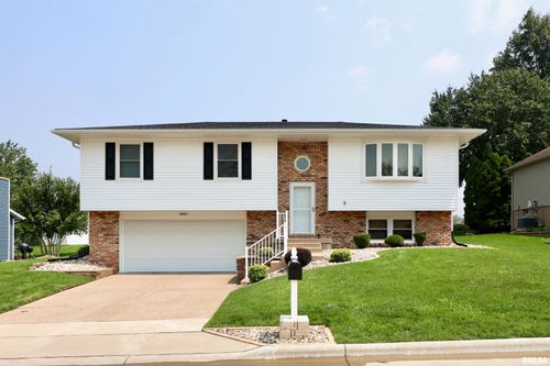 2511 Emerald Dr, Davenport, IA, 52804-1037 | Card Image