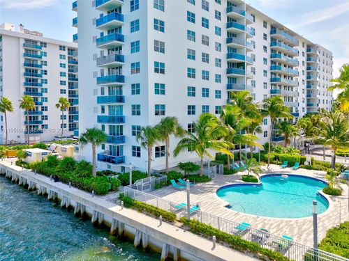 9ef-7501 E Treasure Dr, North Bay Village, FL, 33141-4382 | Card Image