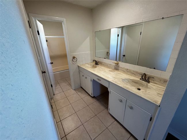 Double sinks and plenty of counter and storage space | Image 20