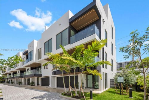 3220 Ne 7th St, Pompano Beach, FL, 33062-4509 | Card Image