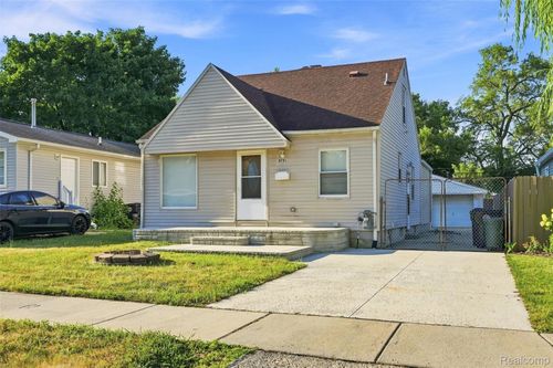 8781 Albany St, Oak Park, MI, 48237-2324 | Card Image