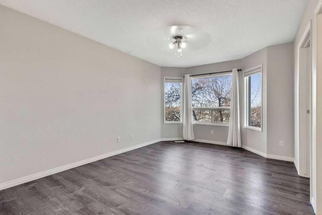 1701 Signal Hill Green Sw, Home with 3 bedrooms, 3 bathrooms and 1 parking in Calgary AB | Image 14