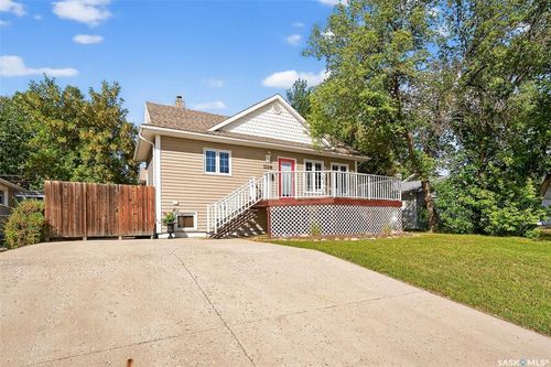 1116 Hochelaga St W, Moose Jaw, SK, S6H2J2 | Card Image