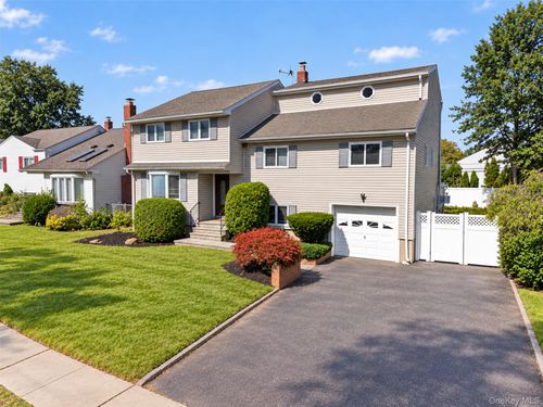 11 Lincrest St, Syosset, NY, 11791-6823 | Card Image