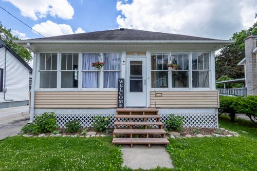 423 W South St, Oconomowoc, WI, 53066 | Card Image