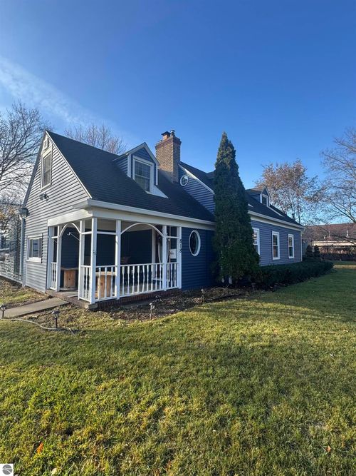 818 E Maple St, Mt. Pleasant, MI, 48858-2829 | Card Image