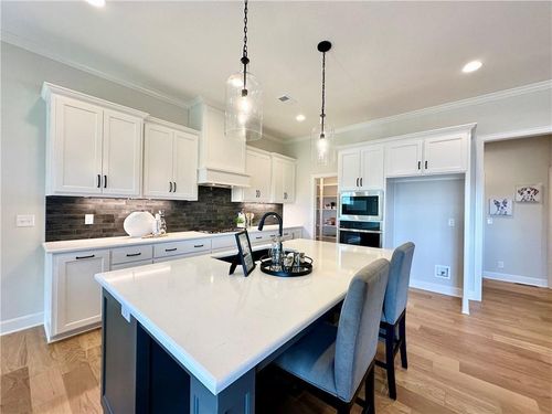 2762 Sw 11th Ter, Lee's Summit, MO, 64081-3708 | Card Image