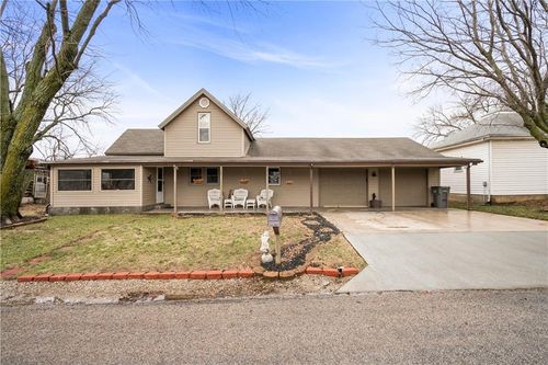 109 N Julia St, Thayer, KS, 66776-4023 | Card Image