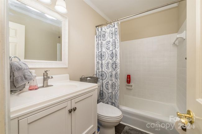 Upstairs guest bath | Image 15