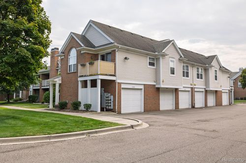 46257 Cavalier Dr, Macomb, MI, 48044-5217 | Card Image