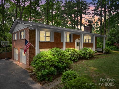 251 Sherwood Ln, Hendersonville, NC, 28791-8713 | Card Image