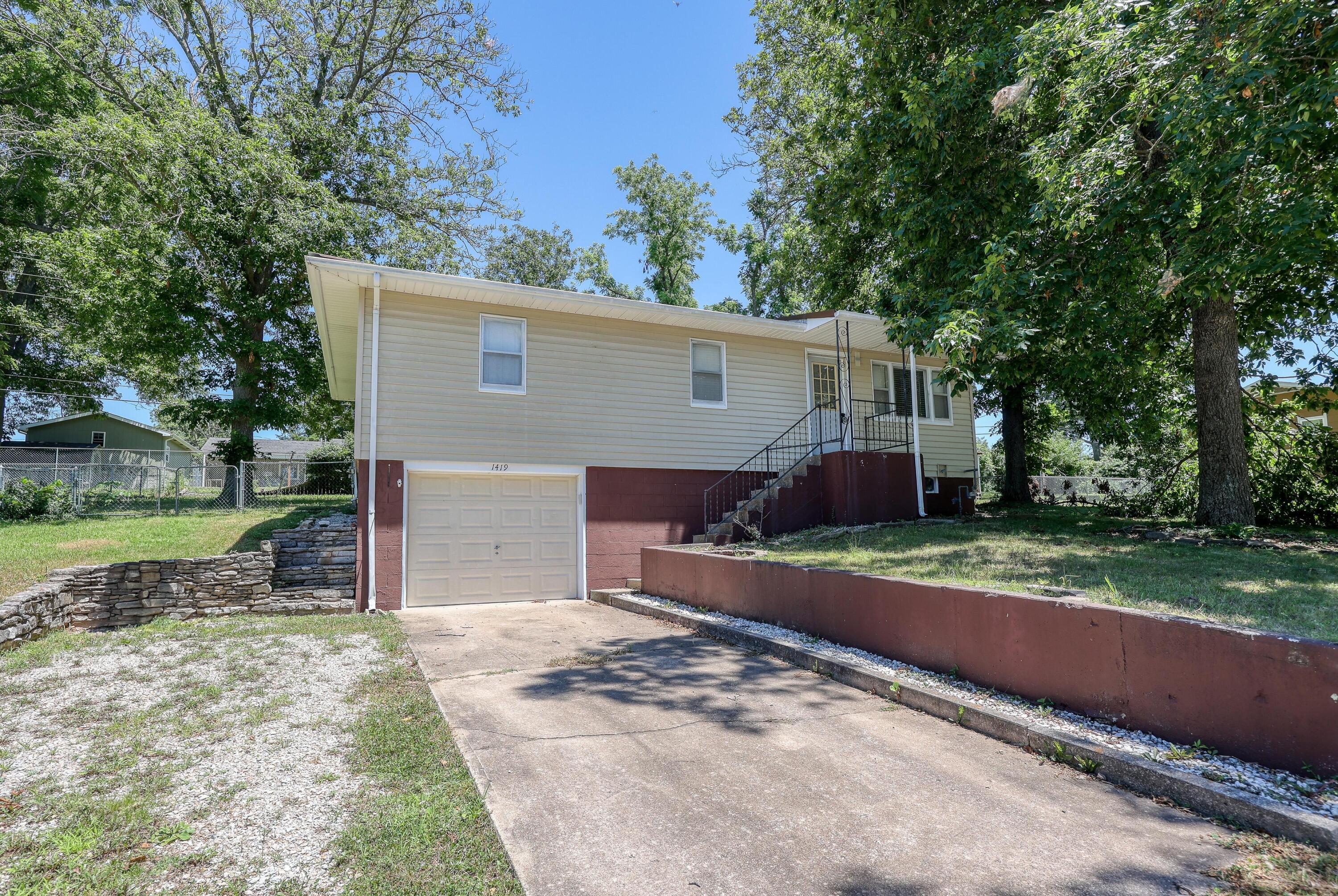 Oakhill Dr, Cassville, MO 65625