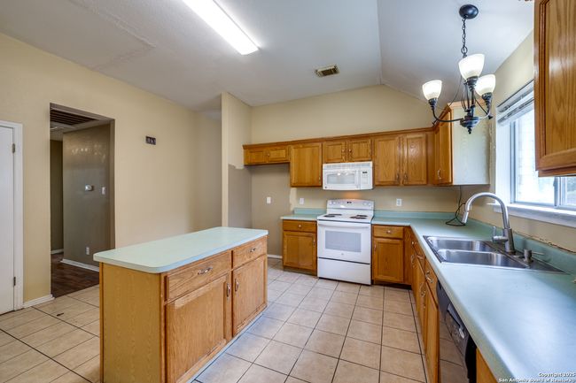 10111 Mission Crk, House other with 3 bedrooms, 2 bathrooms and null parking in Converse TX | Image 16
