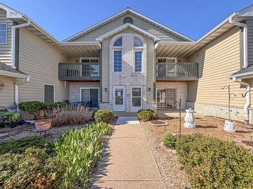 W240N2510 E Parkway Meadow Cir, Pewaukee, WI, 53072-5832 | Card Image