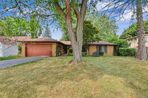 3216 Circle Dr, Flint, MI, 48507-1881 | Card Image