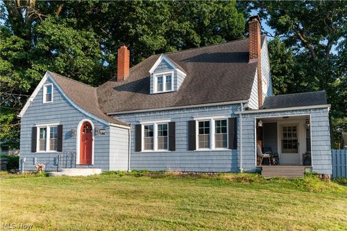 423 Bradley Ln, Youngstown, OH, 44504-1445 | Card Image