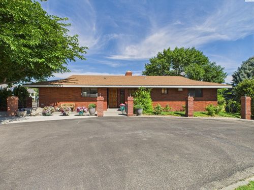 8111 Leisure Ln, Kennewick, WA, 99336 | Card Image