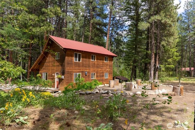Nicely landscaped private yard under pine canopy. Spacious back deck for lounging or dining, shaded dog kennel. | Image 38