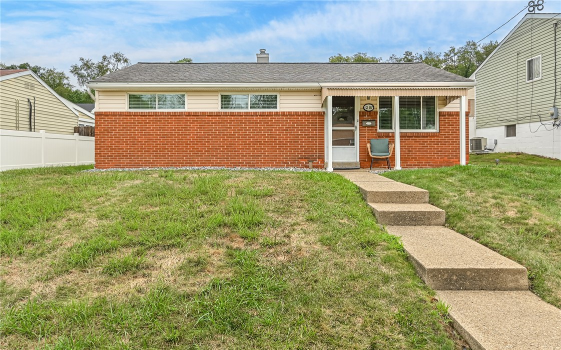 Catherine Dr, Conway, PA 15027
