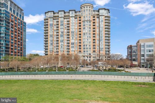 206-8220 Crestwood Heights Dr, MCLEAN, VA, 22102-3122 | Card Image
