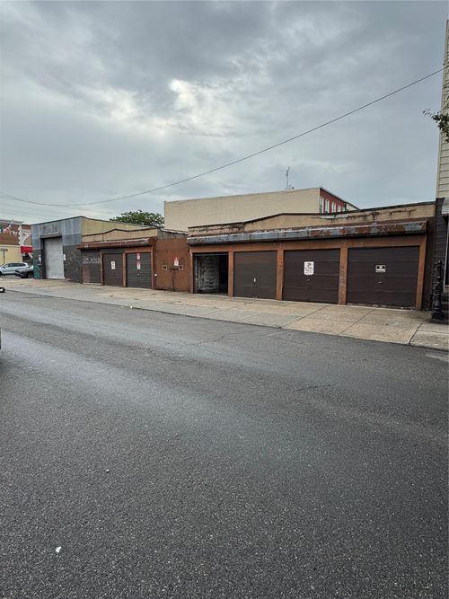 576 Grandview Ave, Ridgewood, NY, 11385-2452 | Card Image