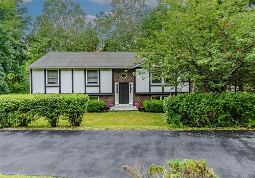 7 Colleen Ln, Wallkill, NY, 12589-4115 | Card Image
