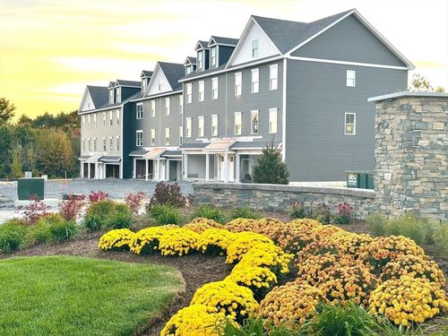 94-5 Elise Ave, Londonderry, NH, 03053-3270 | Card Image