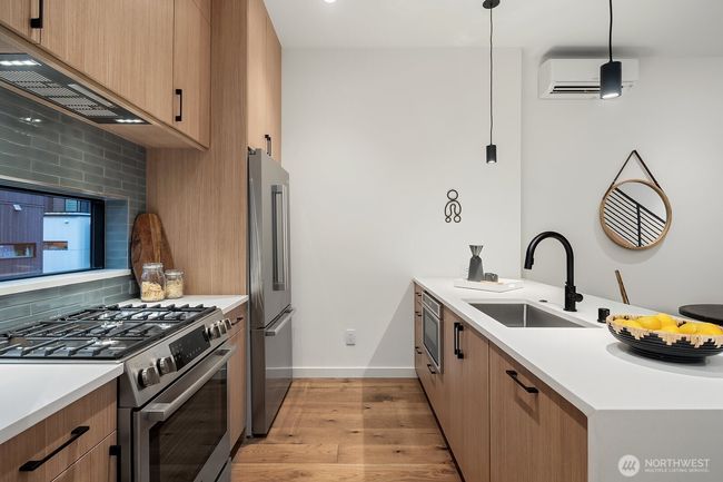 B - 2236 Fairview Ave E, Townhouse with 3 bedrooms, 4 bathrooms and null parking in Seattle WA | Image 6