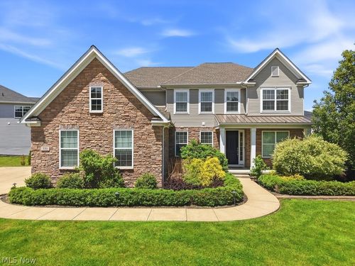 351 Glasgow Dr, Highland Heights, OH, 44143-3813 | Card Image