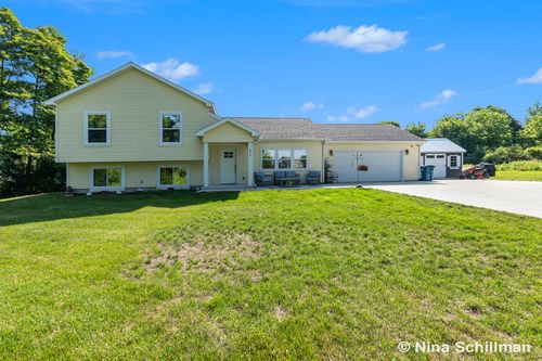 834 N Michigan Ave, Fremont, MI, 49412-9088 | Card Image